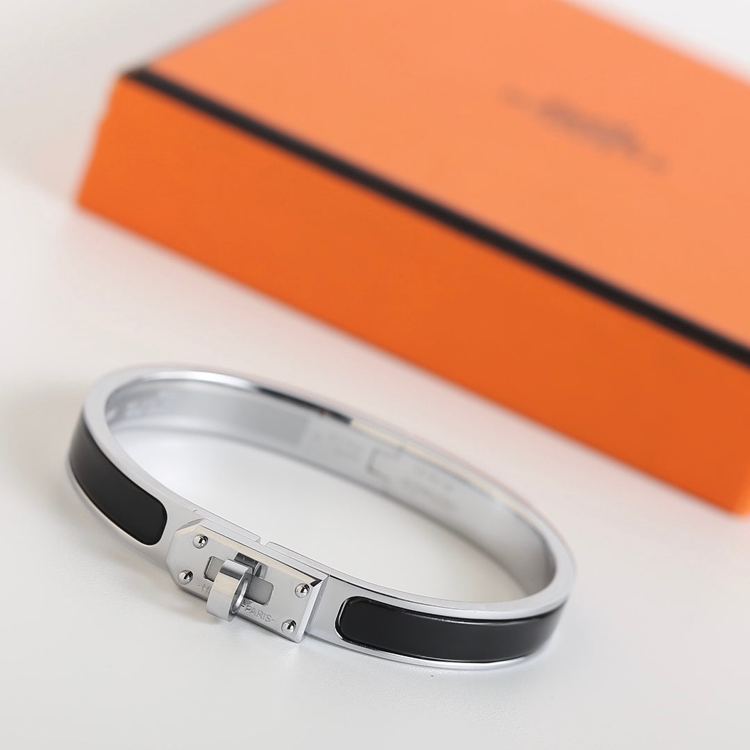 {"Elowen jewels": "エロウェン・ジュエルズ", "HM KELLY BLACK BRACELET": "HM ケリー ブラック ブレスレット"}