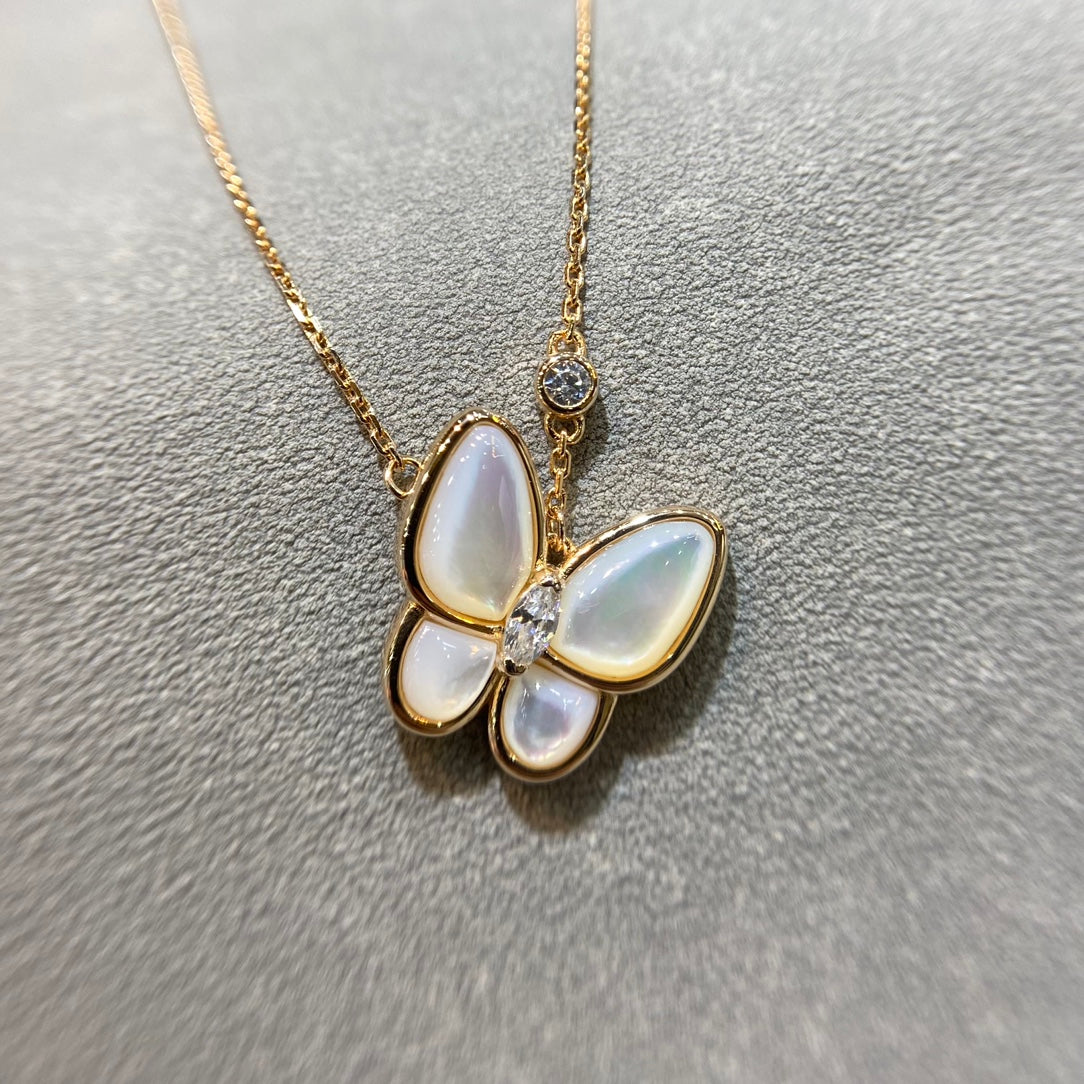 {
  "Elowen jewels ": "Elowen Schmuck ",
  "BUTTERFLY MOP DIAMOND NECKLACE": "SCHMETTERLING PERLMUTT DIAMANT-HALSKETTE"
}
