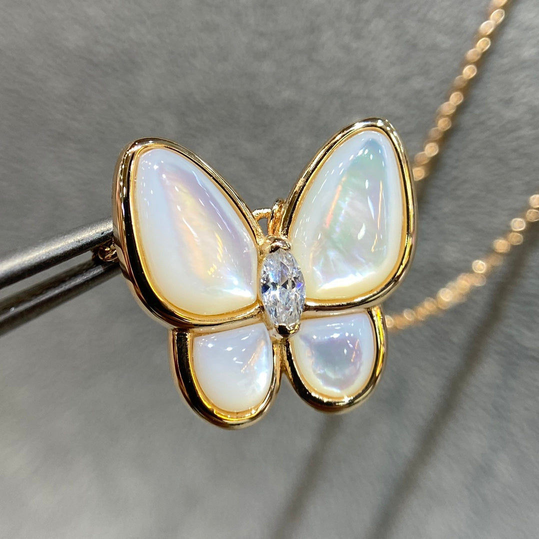 {
  "Elowen jewels ": "Elowen Schmuck ",
  "BUTTERFLY MOP DIAMOND NECKLACE": "SCHMETTERLING PERLMUTT DIAMANT-HALSKETTE"
}