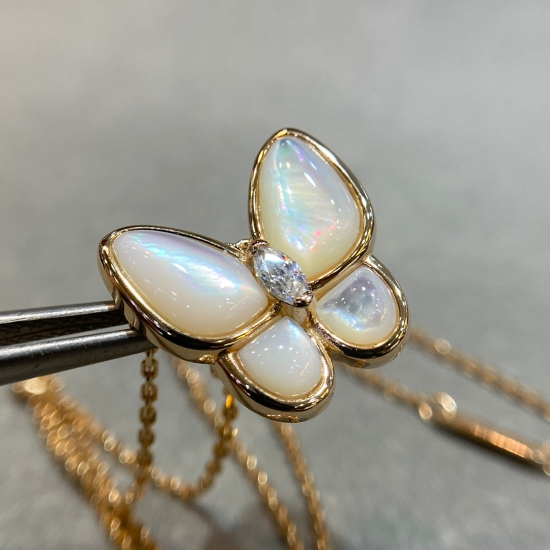 {
  "Elowen jewels ": "Elowen Schmuck ",
  "BUTTERFLY MOP DIAMOND NECKLACE": "SCHMETTERLING PERLMUTT DIAMANT-HALSKETTE"
}