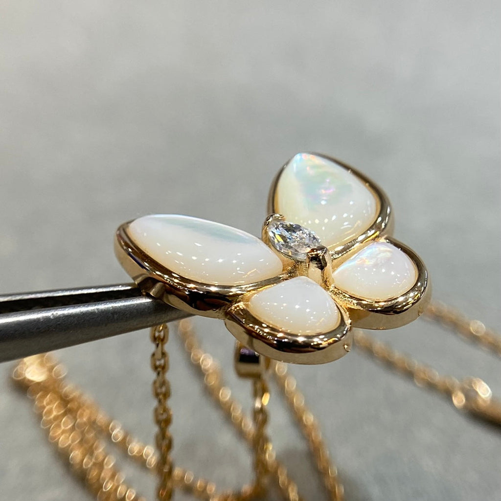 {
  "Elowen jewels": "Elowen jewels",
  "BUTTERFLY MOP DIAMOND NECKLACE": "バタフライ マザーオブパール ダイヤモンド ネックレス"
}