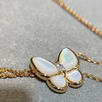{
  "Elowen jewels": "Elowen jewels",
  "BUTTERFLY MOP DIAMOND NECKLACE": "バタフライ マザーオブパール ダイヤモンド ネックレス"
}