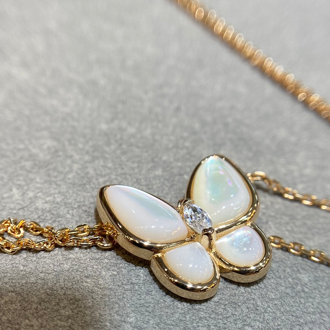 {
  "Elowen jewels": "Elowen jewels",
  "BUTTERFLY MOP DIAMOND NECKLACE": "バタフライ マザーオブパール ダイヤモンド ネックレス"
}