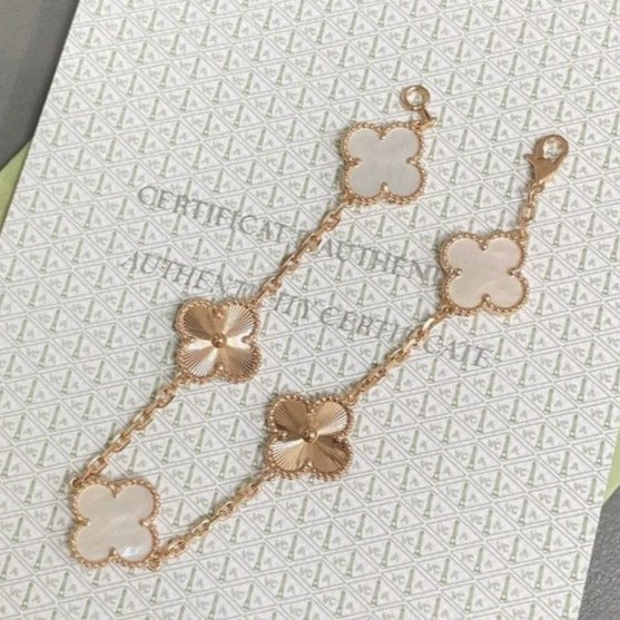 [Elowen jewels ]KOLLEKTION CLOVER WHITE PEARL MOP ARMBAND MIT 5 MOTIVEN