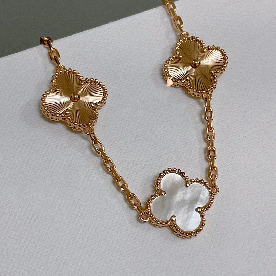 [Elowen jewels ]KOLLEKTION CLOVER WHITE PEARL MOP ARMBAND MIT 5 MOTIVEN