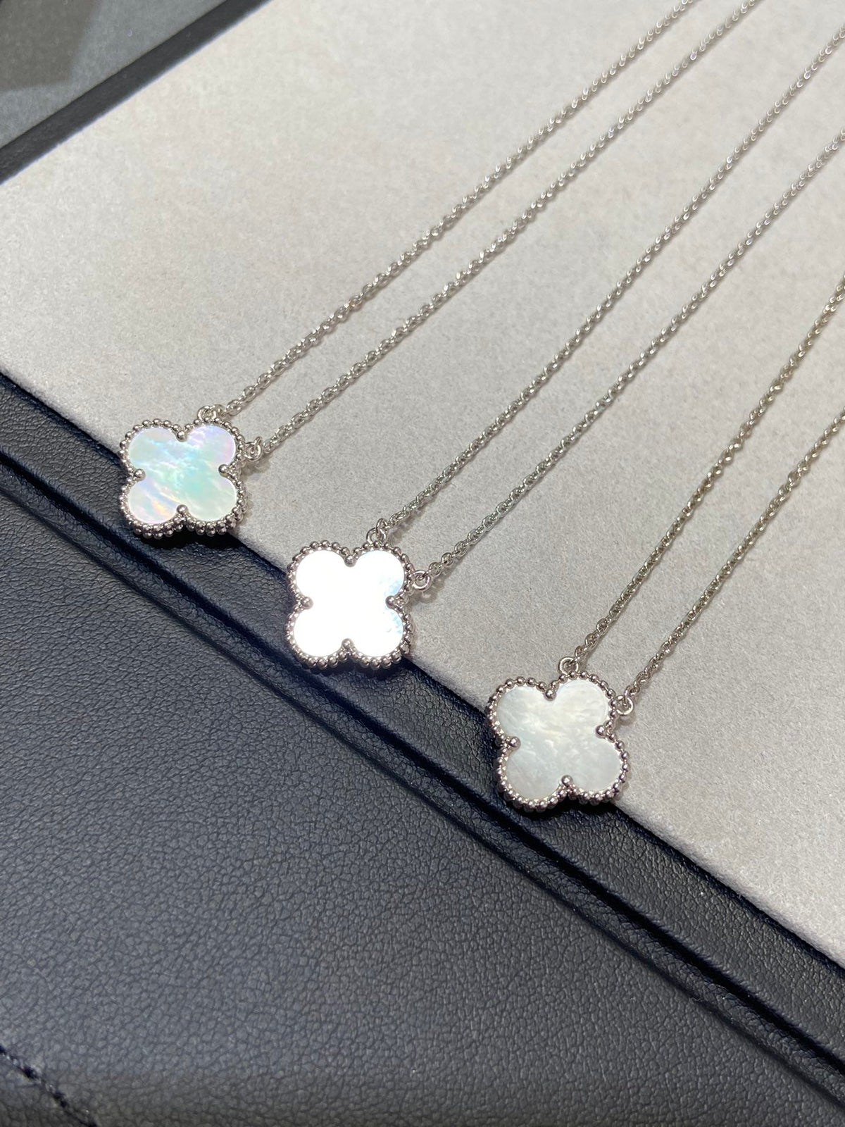 [Elowen jewels ]CLOVER MEDIUM KETTE SILBER WEISSES PERLMUTT