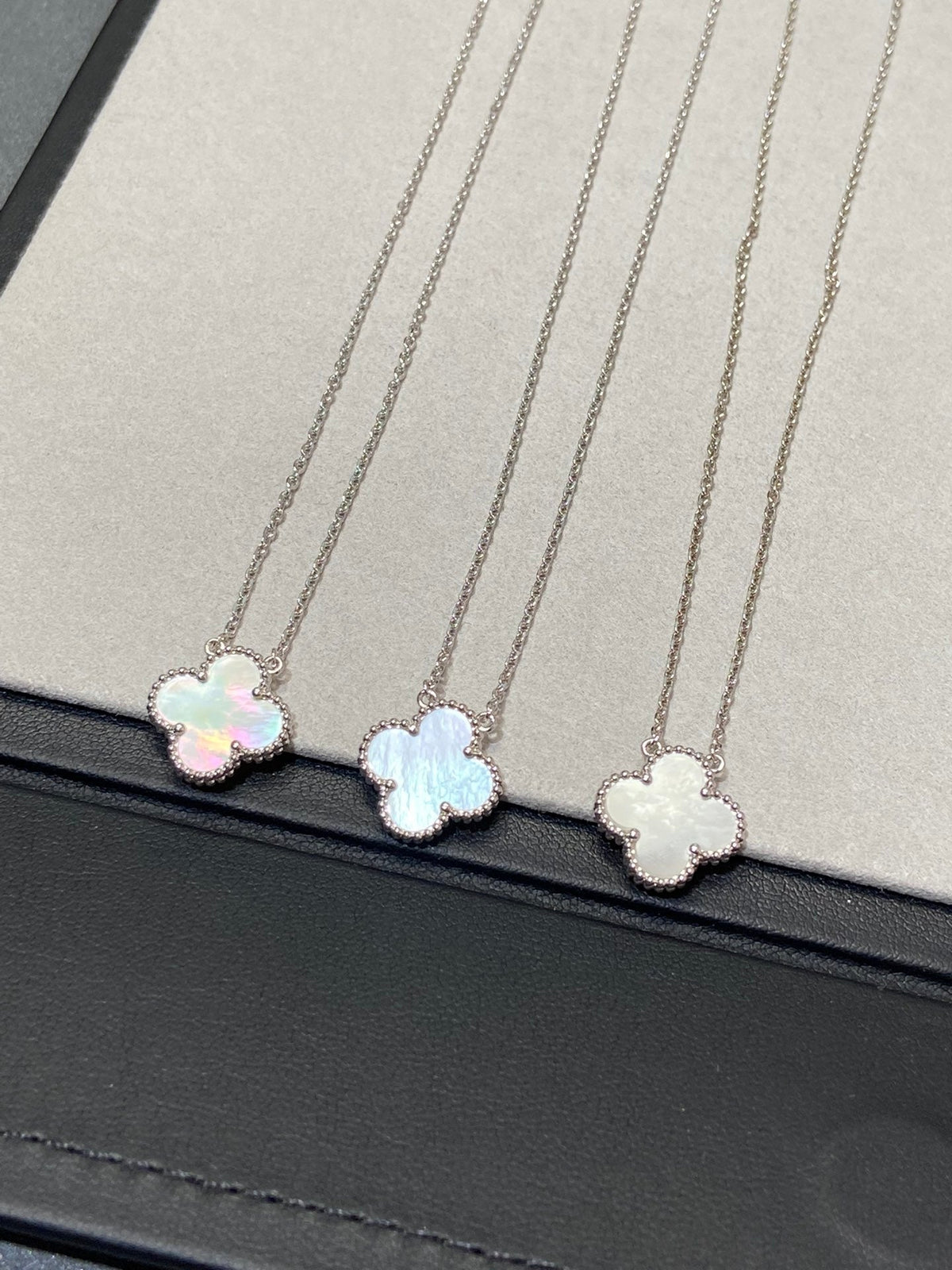 [Elowen jewels ]CLOVER MEDIUM KETTE SILBER WEISSES PERLMUTT
