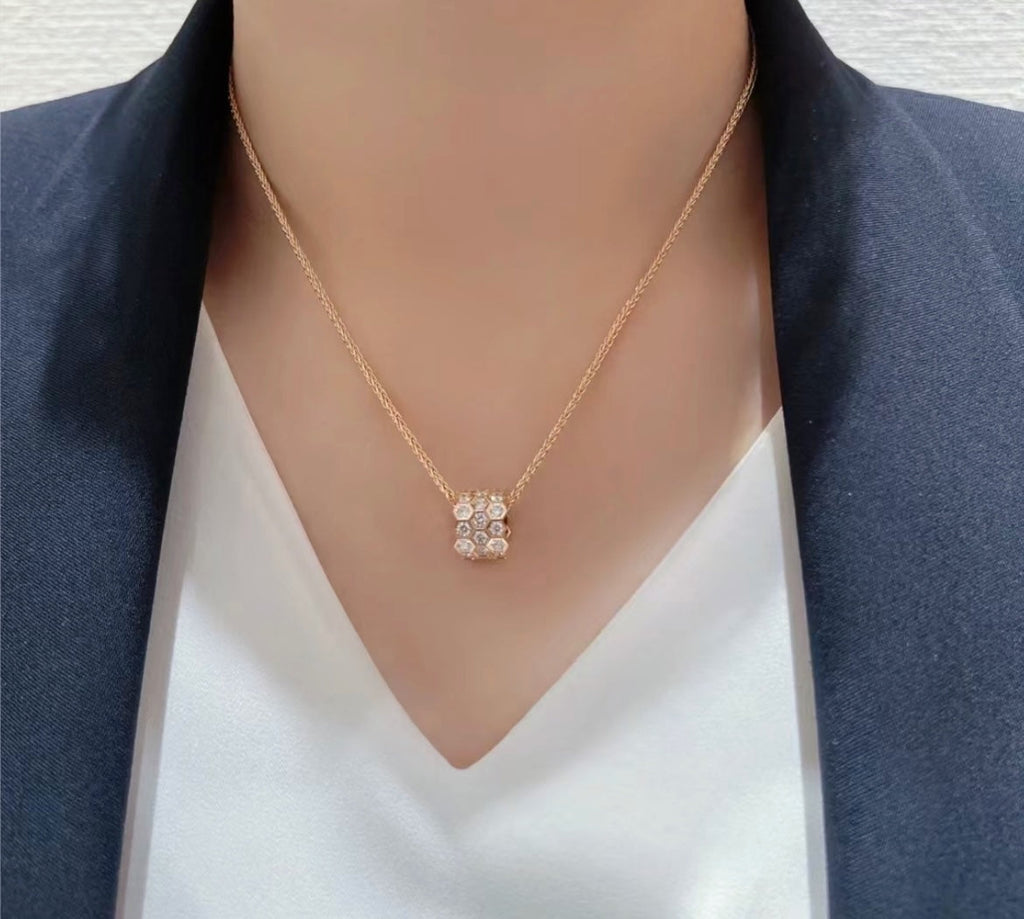 {
  "Elowen jewels": "Elowen jewels",
  "BEE LOVE DIAMOND PAVED 3 ROW NECKLACE": "BEE LOVE ダイヤモンド パヴェ 3連ネックレス"
}