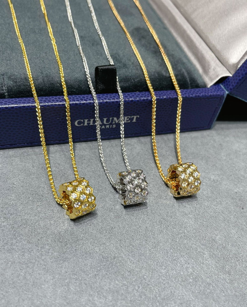 {
  "Elowen jewels": "Elowen jewels",
  "BEE LOVE DIAMOND PAVED 3 ROW NECKLACE": "BEE LOVE ダイヤモンド パヴェ 3連ネックレス"
}