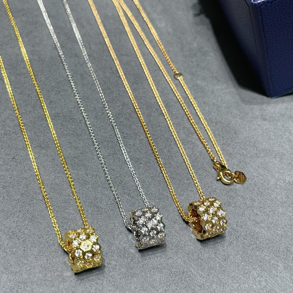 {
  "Elowen jewels": "Elowen jewels",
  "BEE LOVE DIAMOND PAVED 3 ROW NECKLACE": "BEE LOVE ダイヤモンド パヴェ 3連ネックレス"
}