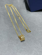 {
  "Elowen jewels": "Elowen jewels",
  "BEE LOVE DIAMOND PAVED 3 ROW NECKLACE": "BEE LOVE ダイヤモンド パヴェ 3連ネックレス"
}