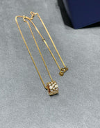 {
  "Elowen jewels": "Elowen jewels",
  "BEE LOVE DIAMOND PAVED 3 ROW NECKLACE": "BEE LOVE ダイヤモンド パヴェ 3連ネックレス"
}