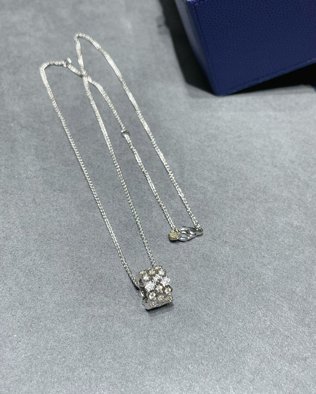 {
  "Elowen jewels": "Elowen jewels",
  "BEE LOVE DIAMOND PAVED 3 ROW NECKLACE": "BEE LOVE ダイヤモンド パヴェ 3連ネックレス"
}