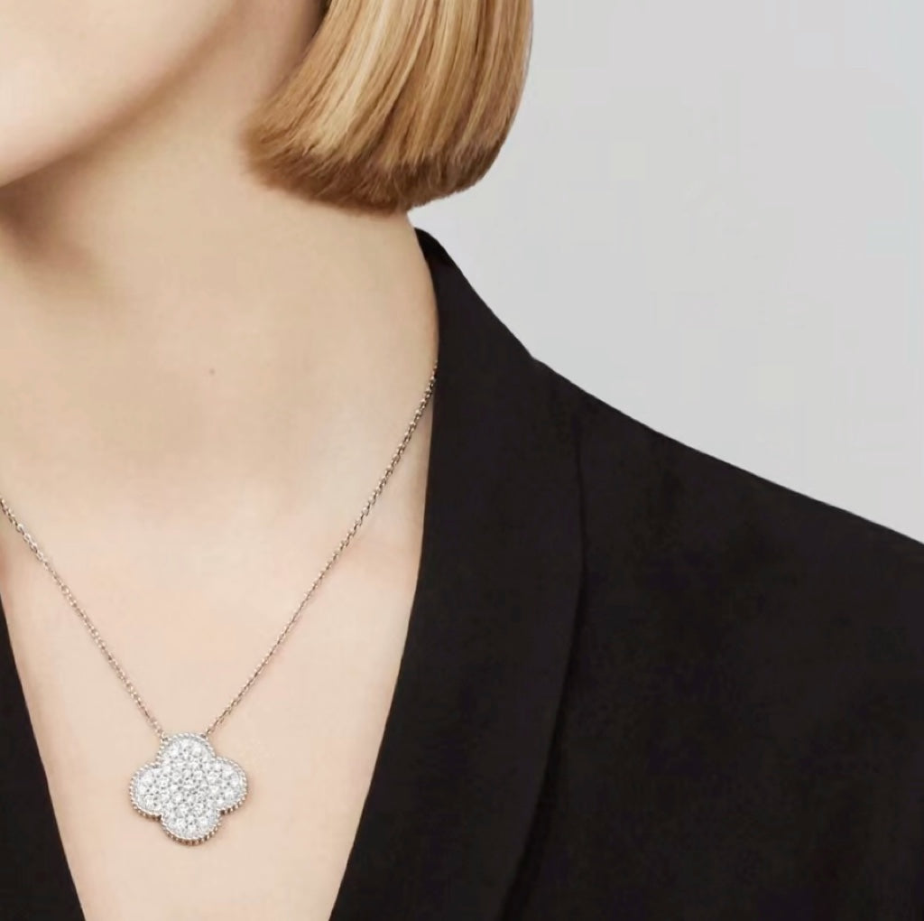 [Elowen jewels ]CLOVER 25MM GROSSER ANHÄNGER MIT DIAMANT-PAVÉ SILBERHALSKETTE