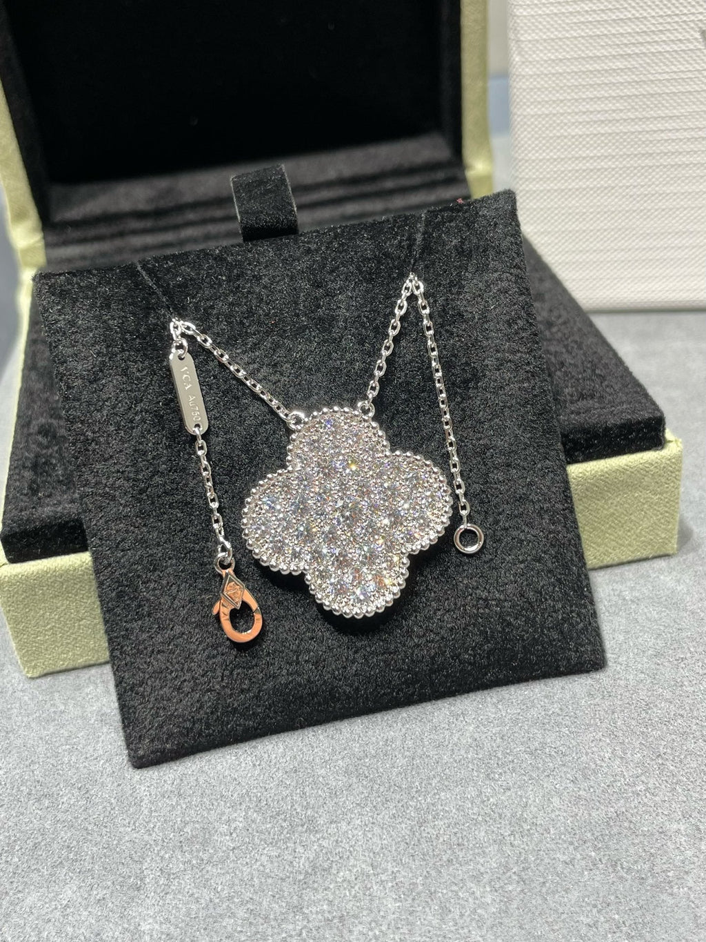 [Elowen jewels ]CLOVER 25MM GROSSER ANHÄNGER MIT DIAMANT-PAVÉ SILBERHALSKETTE