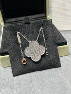 [Elowen jewels ]CLOVER 25MM GROSSER ANHÄNGER MIT DIAMANT-PAVÉ SILBERHALSKETTE
