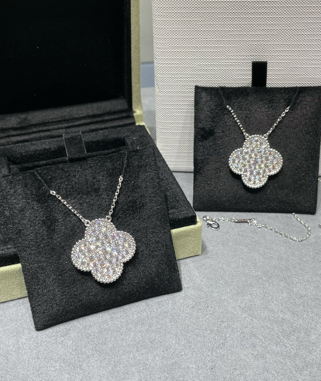 [Elowen jewels ]CLOVER 25MM GROSSER ANHÄNGER MIT DIAMANT-PAVÉ SILBERHALSKETTE