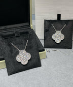 [Elowen jewels ]CLOVER 25MM GROSSER ANHÄNGER MIT DIAMANT-PAVÉ SILBERHALSKETTE