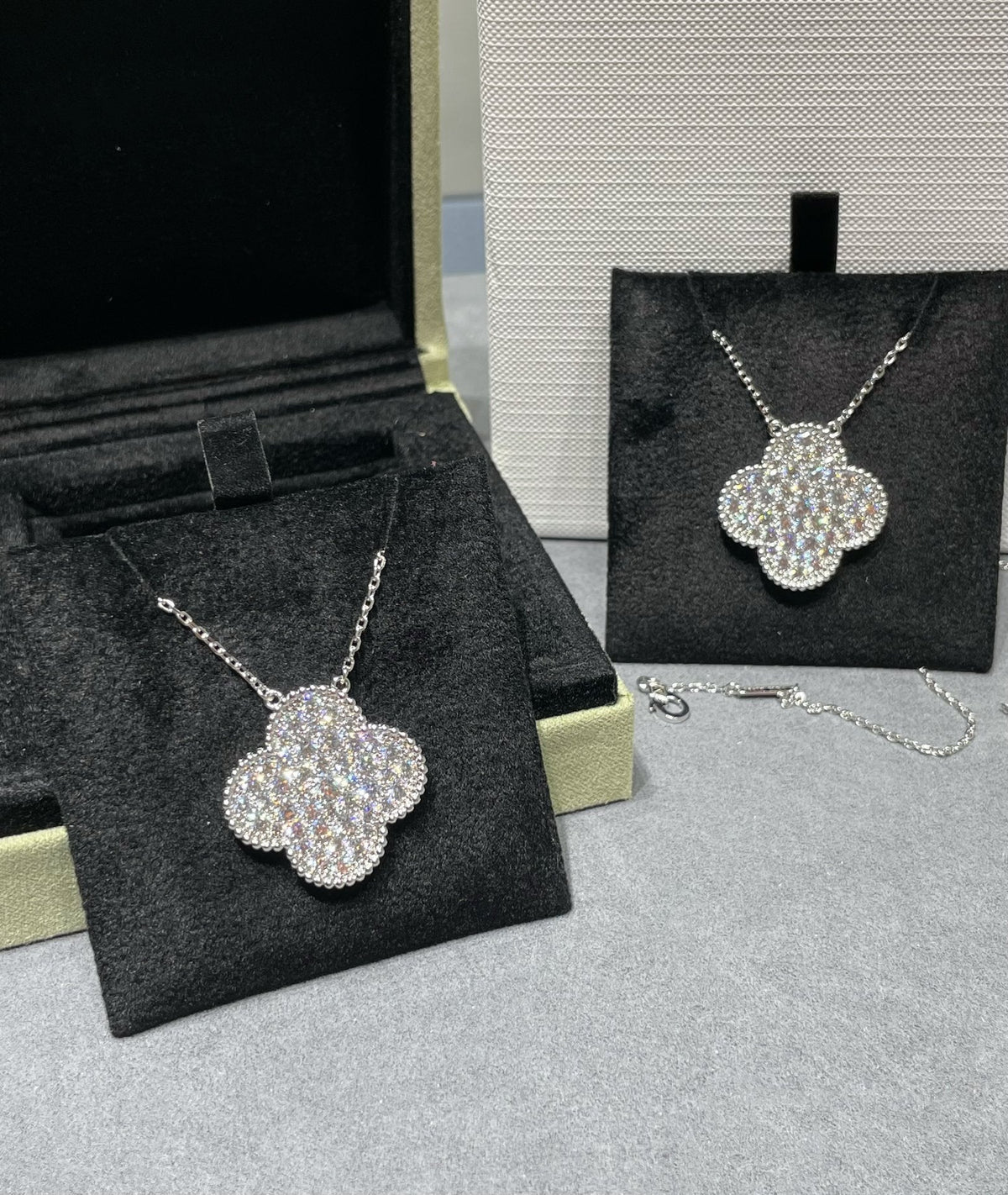 [Elowen jewels ]CLOVER 25MM GROSSER ANHÄNGER MIT DIAMANT-PAVÉ SILBERHALSKETTE