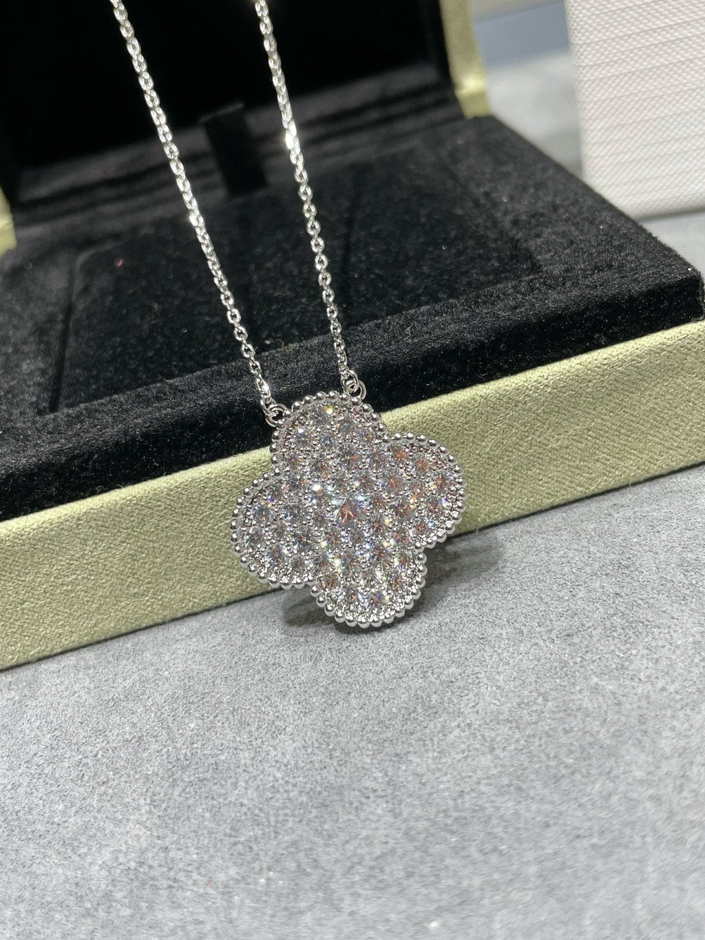 [Elowen jewels ]CLOVER 25MM GROSSER ANHÄNGER MIT DIAMANT-PAVÉ SILBERHALSKETTE