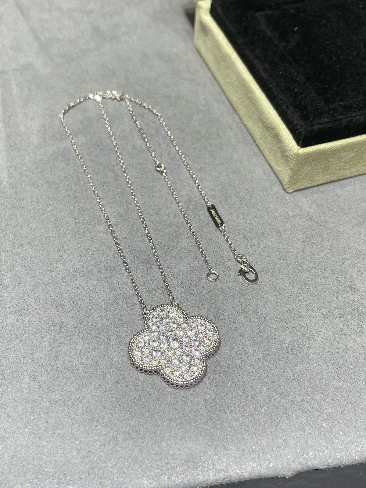 [Elowen jewels ]CLOVER 25MM GROSSER ANHÄNGER MIT DIAMANT-PAVÉ SILBERHALSKETTE