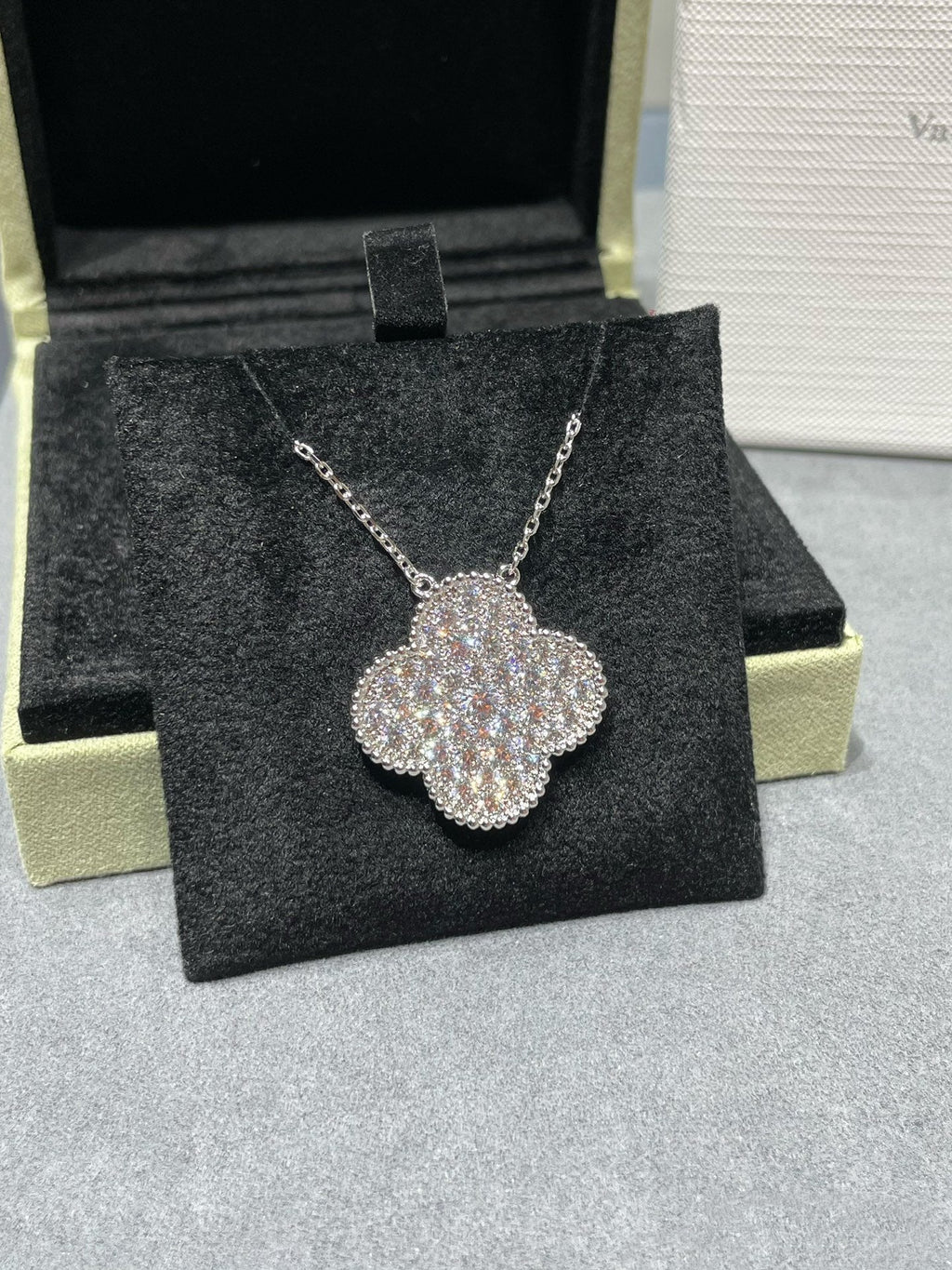 [Elowen jewels ]CLOVER 25MM GROSSER ANHÄNGER MIT DIAMANT-PAVÉ SILBERHALSKETTE