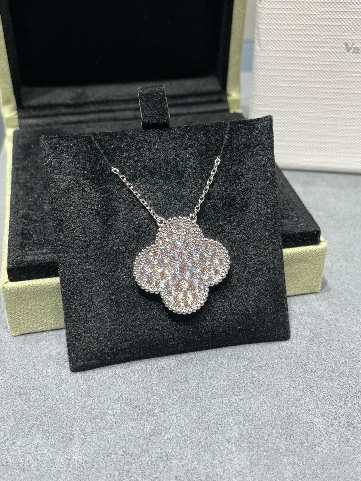 [Elowen jewels ]CLOVER 25MM GROSSER ANHÄNGER MIT DIAMANT-PAVÉ SILBERHALSKETTE