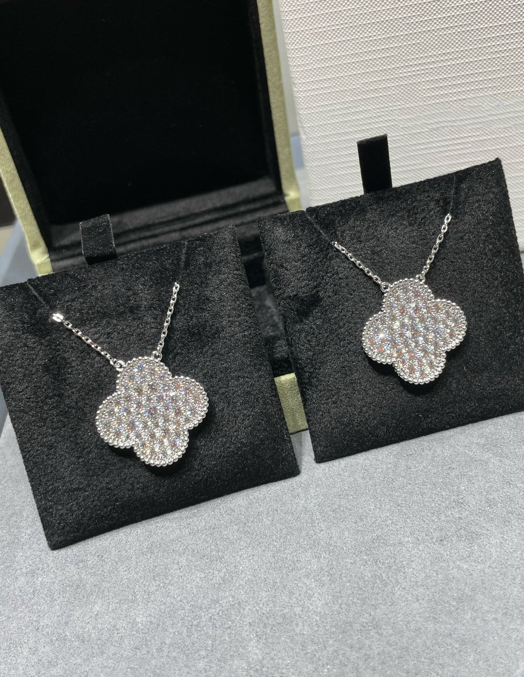 [Elowen jewels ]CLOVER 25MM GROSSER ANHÄNGER MIT DIAMANT-PAVÉ SILBERHALSKETTE
