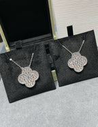 [Elowen jewels ]CLOVER 25MM GROSSER ANHÄNGER MIT DIAMANT-PAVÉ SILBERHALSKETTE