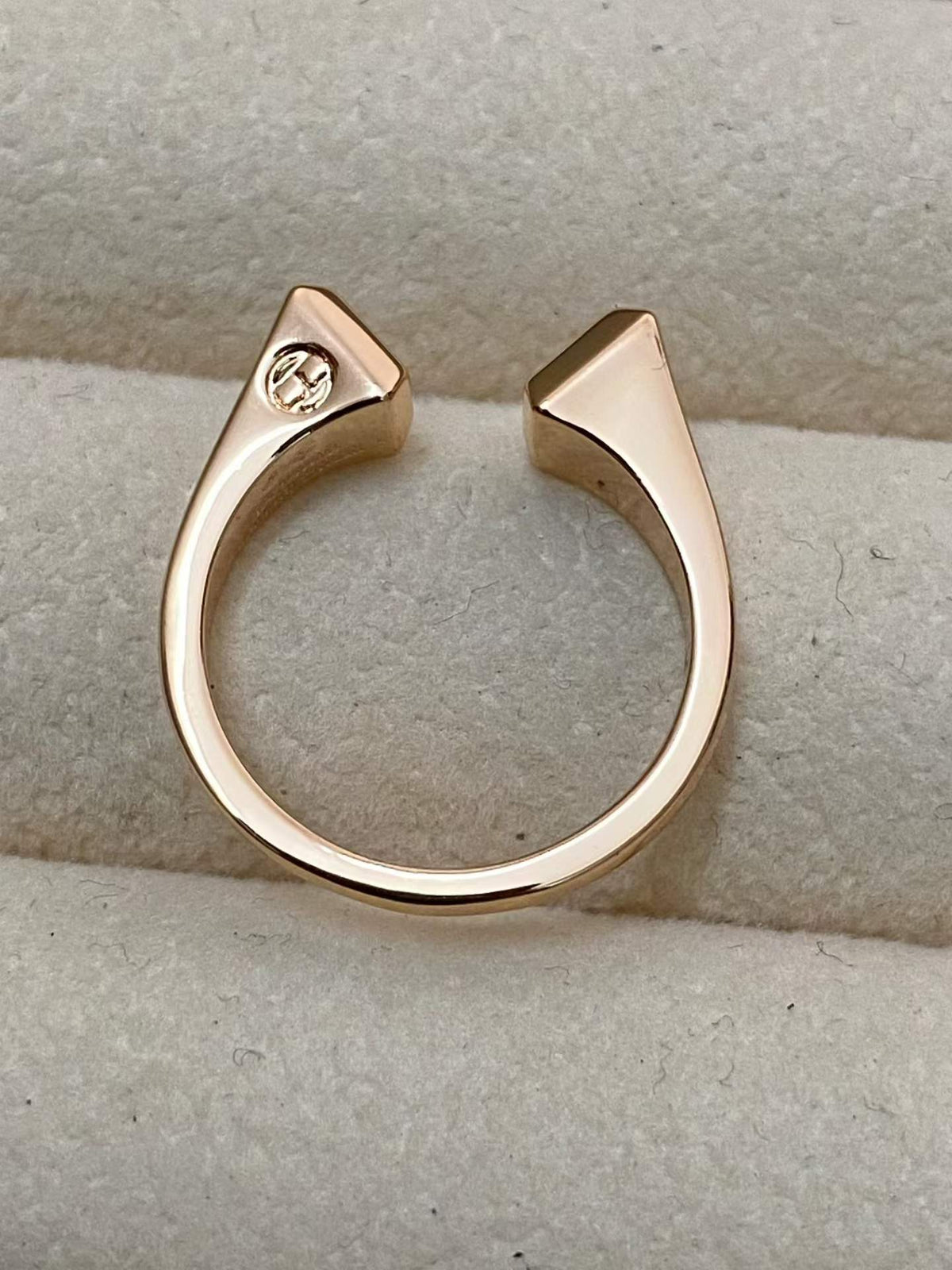 {
  "Elowen jewels": "【Elowen jewels】コーンリベットリングはオープンタイプで、フリーサイズとなっております。"
}
