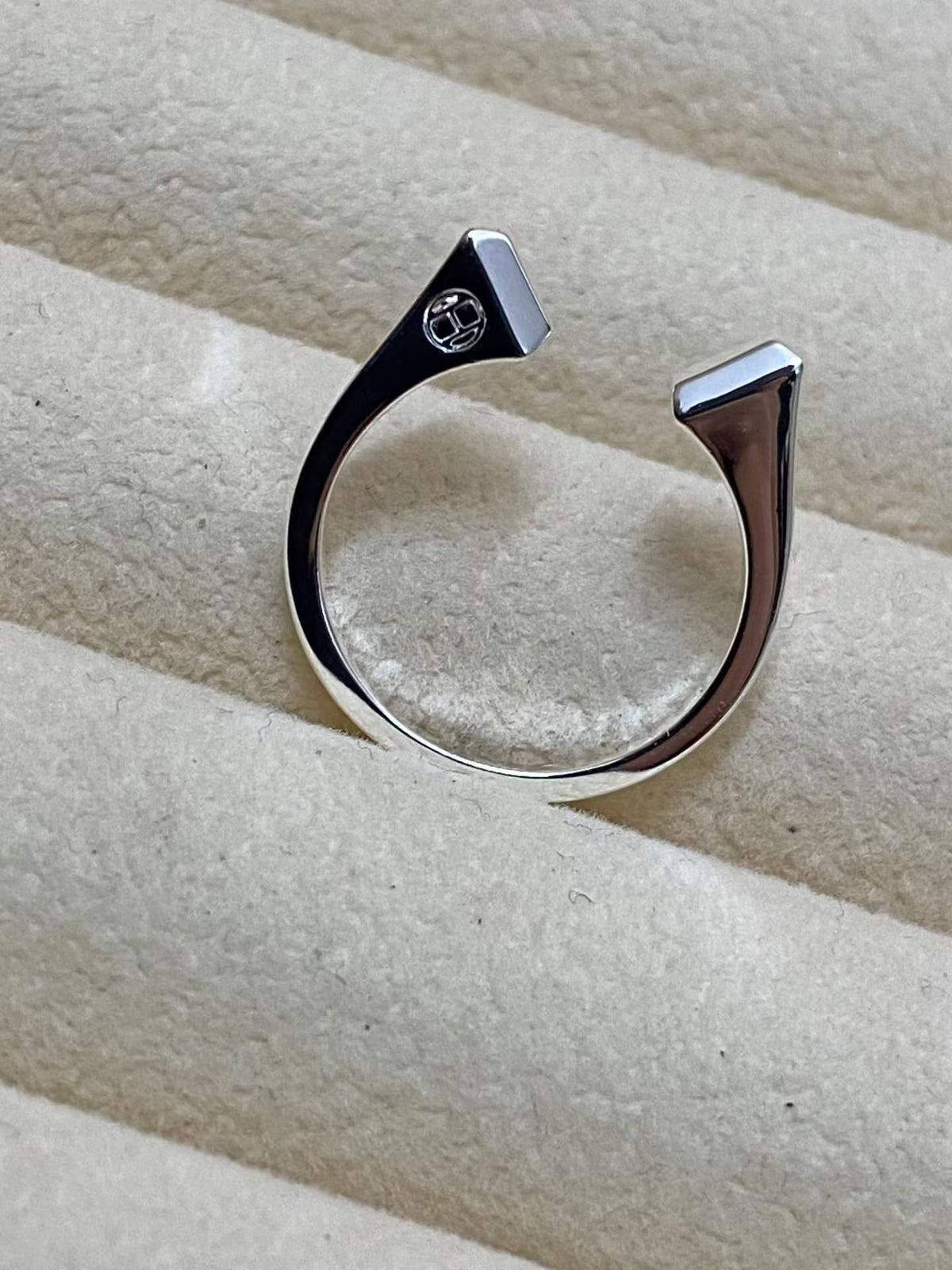 {
  "Elowen jewels": "【Elowen jewels】コーンリベットリングはオープンタイプで、フリーサイズとなっております。"
}
