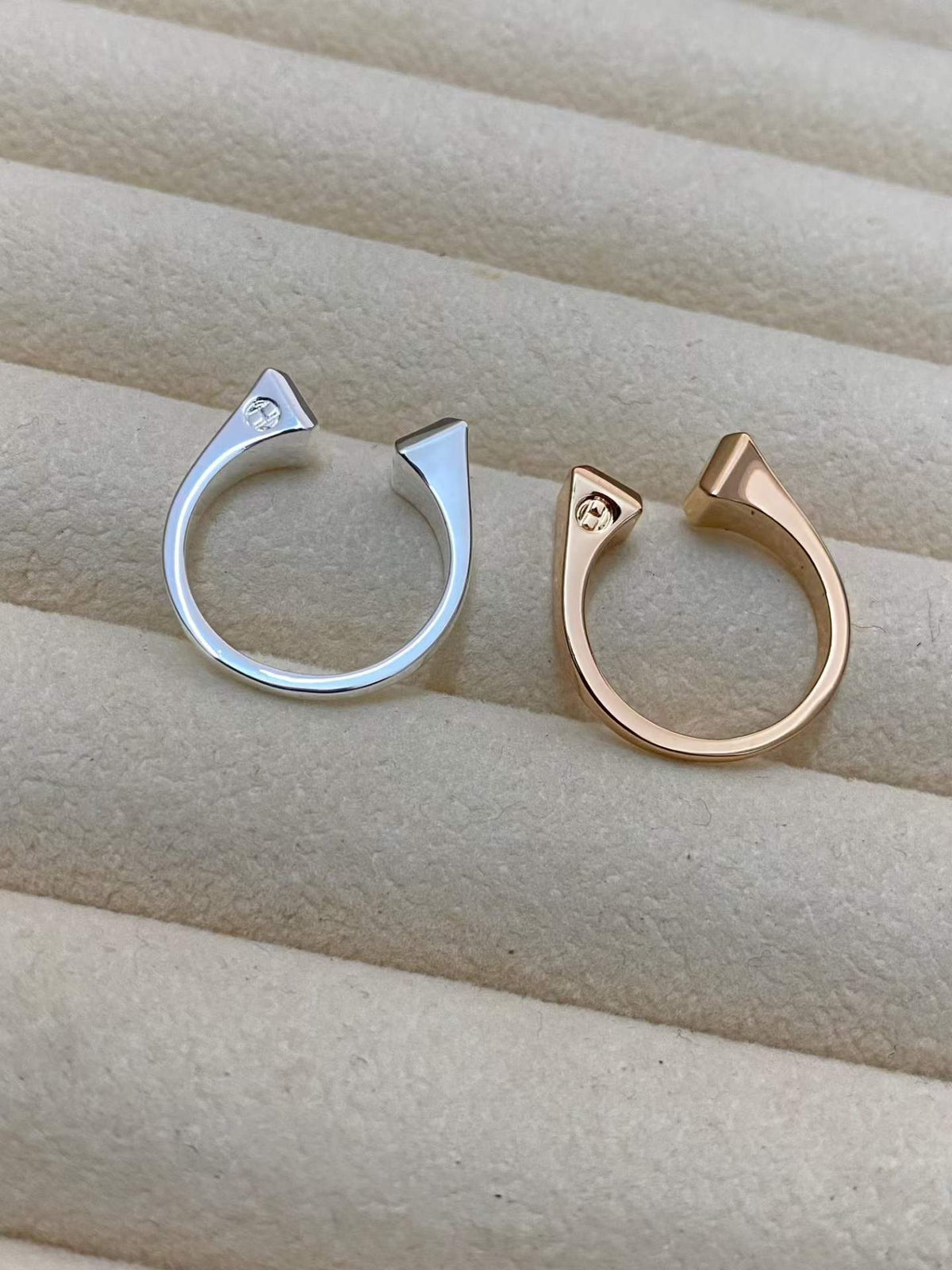 {
  "Elowen jewels": "【Elowen jewels】コーンリベットリングはオープンタイプで、フリーサイズとなっております。"
}