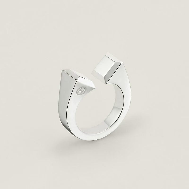 {
  "Elowen jewels": "【Elowen jewels】コーンリベットリングはオープンタイプで、フリーサイズとなっております。"
}
