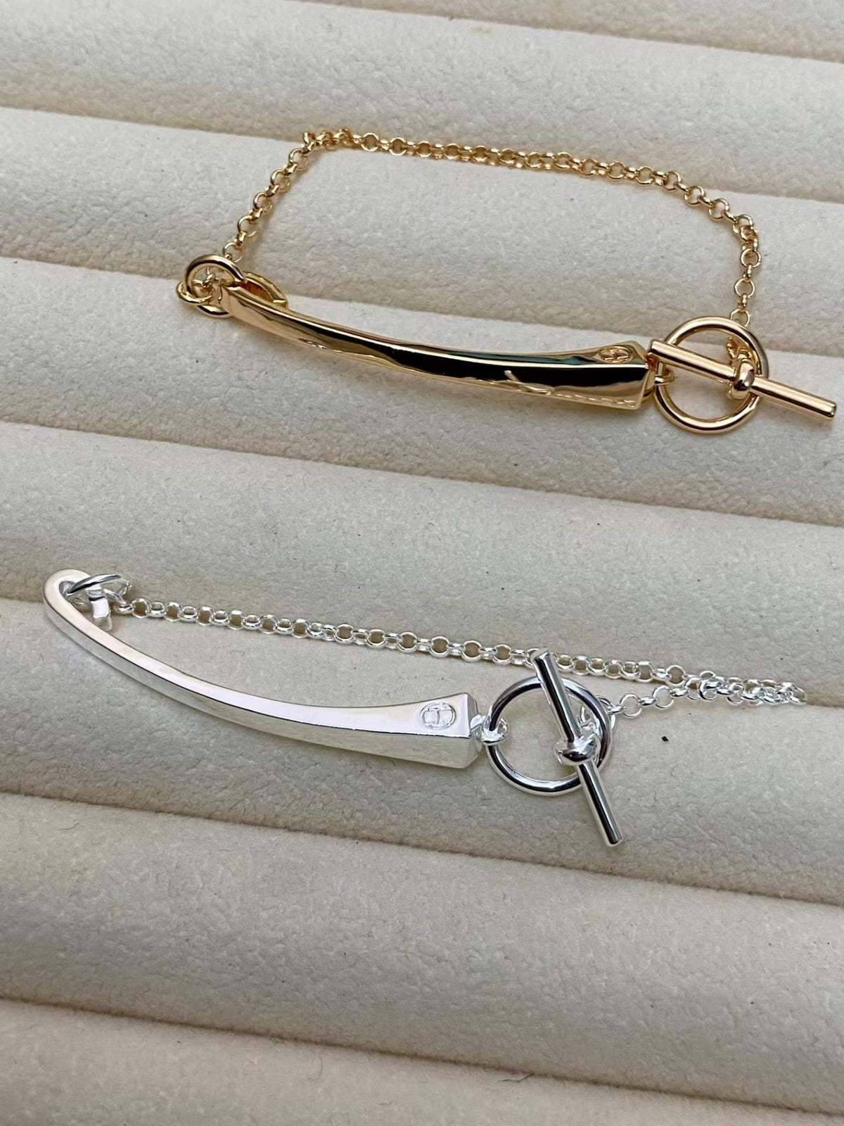 {
  "Elowen jewels": "Elowen jewels",
  "CLOU DE FORGE BRACELET WITH SQUARE CONE STUDS": "CLOU DE FORGE ブレスレット スクエアコーンスタッド付き"
}