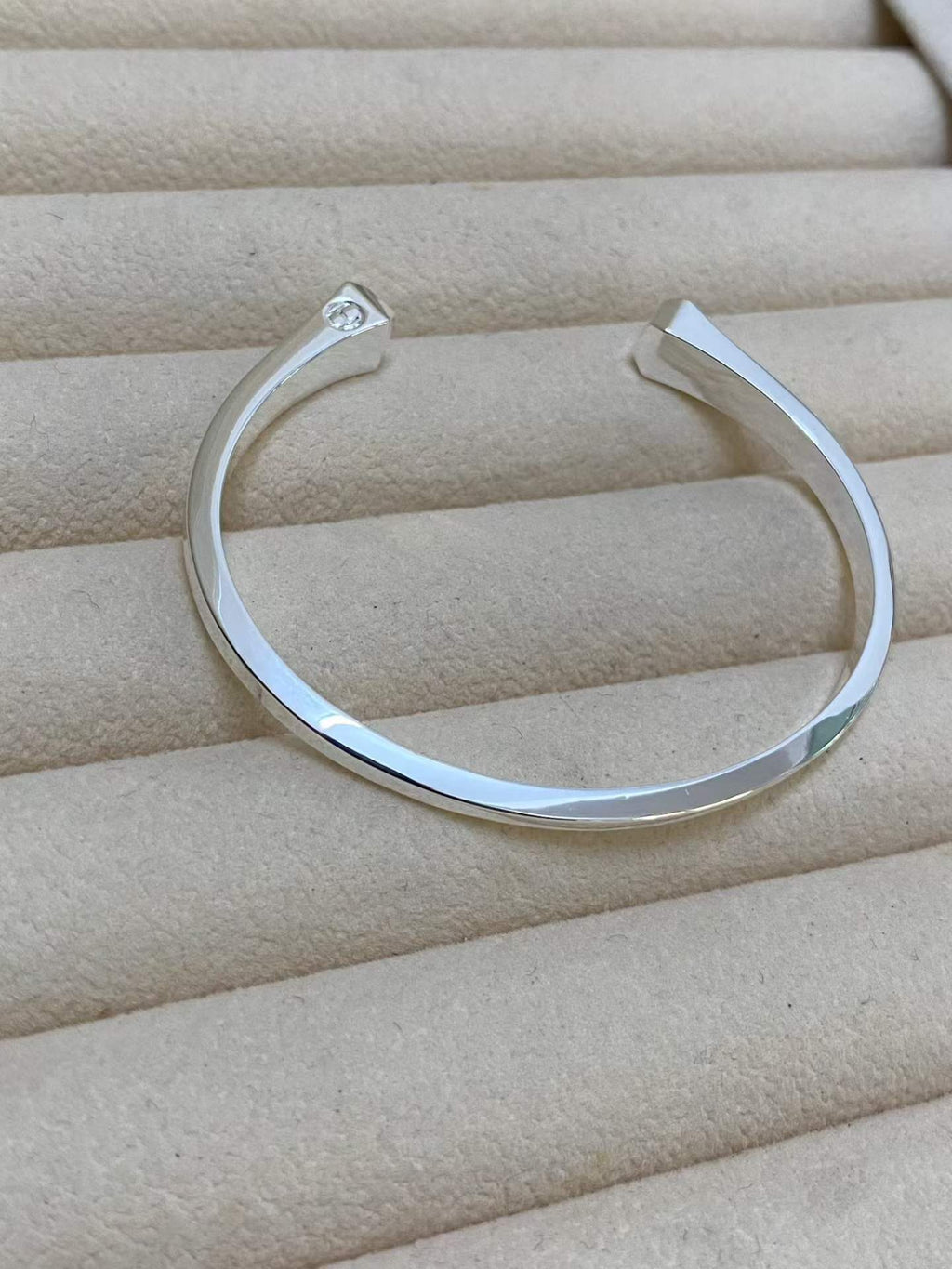 [Elowen jewels]CLOU DE FORGE SQUARE CONE STUDS OPEN CUFF ONE SIZE