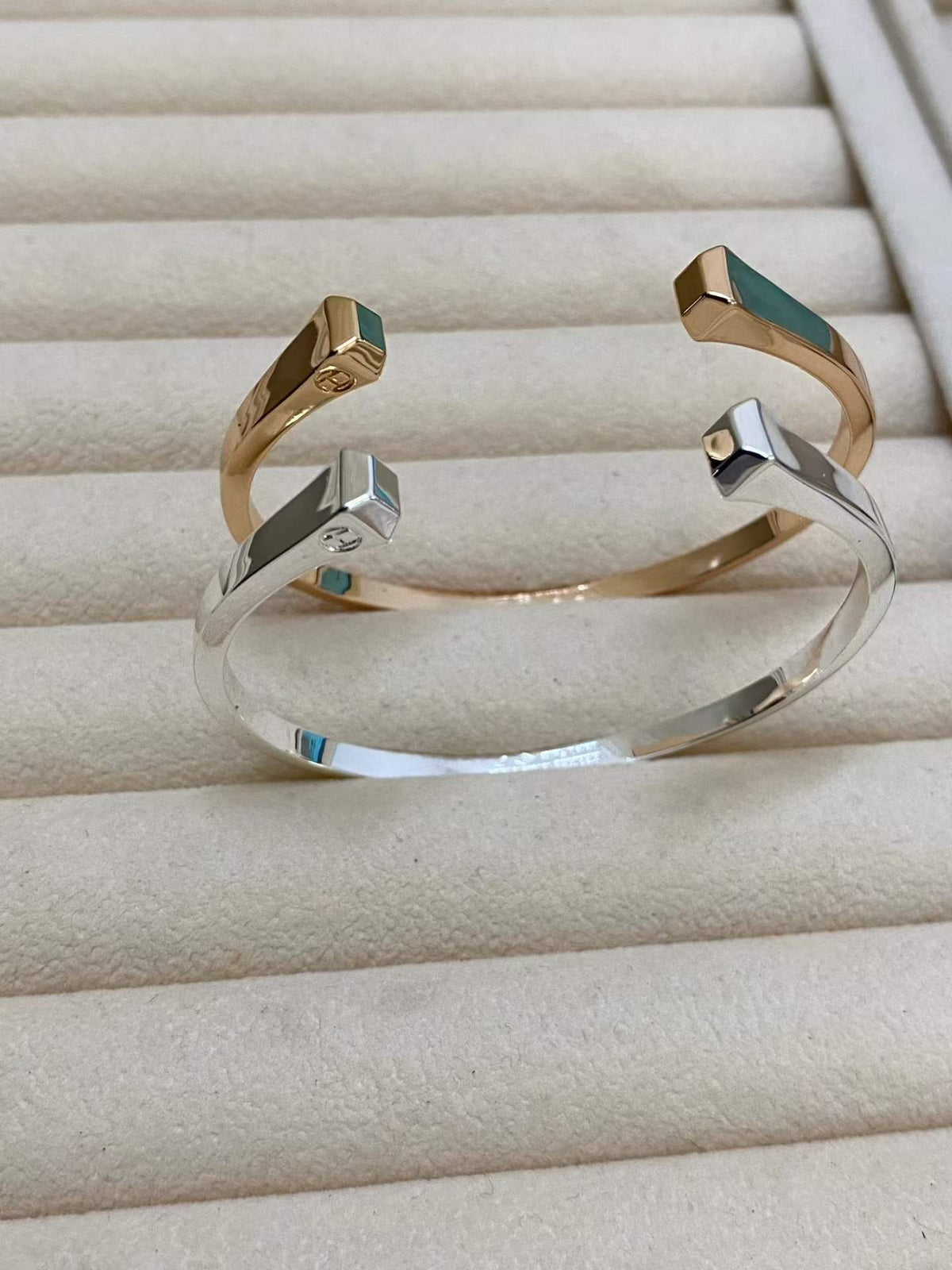 {
"Elowen jewels": "Elowen jewels",
"CLOU DE FORGE SQUARE CONE STUDS OPEN CUFF ONE SIZE": "CLOU DE FORGE スクエアコーンスタッズ オープンカフ ワンサイズ"
}