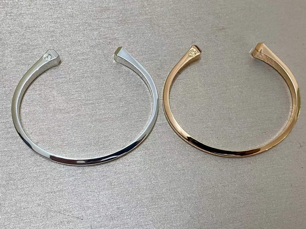 [Elowen jewels]CLOU DE FORGE QUADRATISCHE KEGELNIETEN OFFENER ARMBEIF EINE GRÖSSE