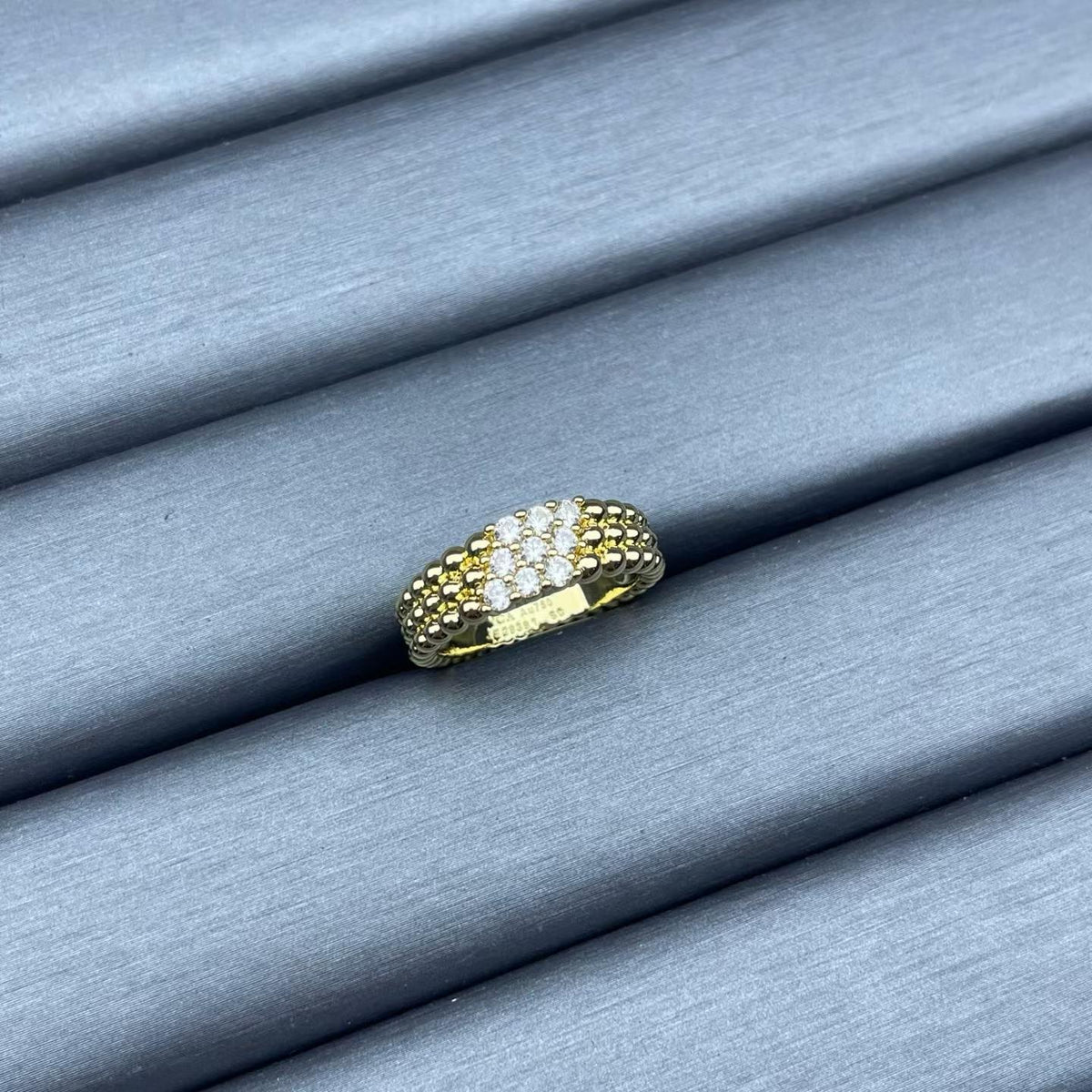 {"[Elowen jewels]NARROW BEADED RING WITH DIAMONDS": "[Elowen jewels] ダイヤモンド付きナロービーデッドリング"}