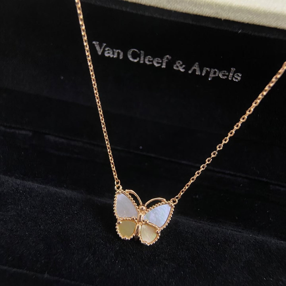 {
"Elowen jewels": "Elowen jewels",
"NEW ROSE GOLD WHITE MOTHER OF PEARL BUTTERFLY NECKLACE": "新作 ローズゴールド ホワイトマザーオブパール バタフライネックレス"
}