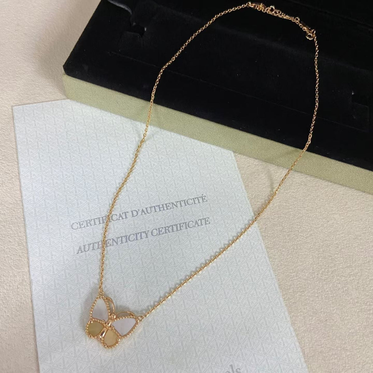 {
"Elowen jewels": "Elowen jewels",
"NEW ROSE GOLD WHITE MOTHER OF PEARL BUTTERFLY NECKLACE": "新作 ローズゴールド ホワイトマザーオブパール バタフライネックレス"
}