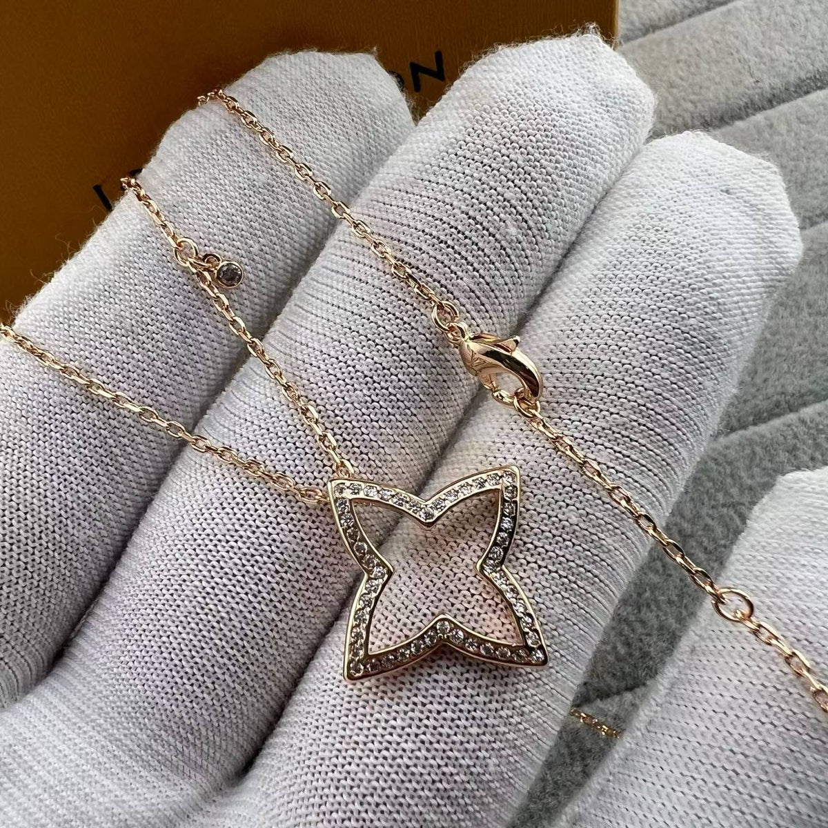 [Elowen jewels]FOUR-LEAF CLOVER OPENWORK NECKLACE