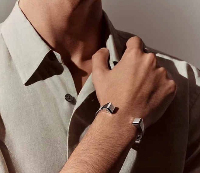 [Elowen jewels]CLOU DE FORGE QUADRATISCHE KEGELNIETEN OFFENER ARMBEIF EINE GRÖSSE