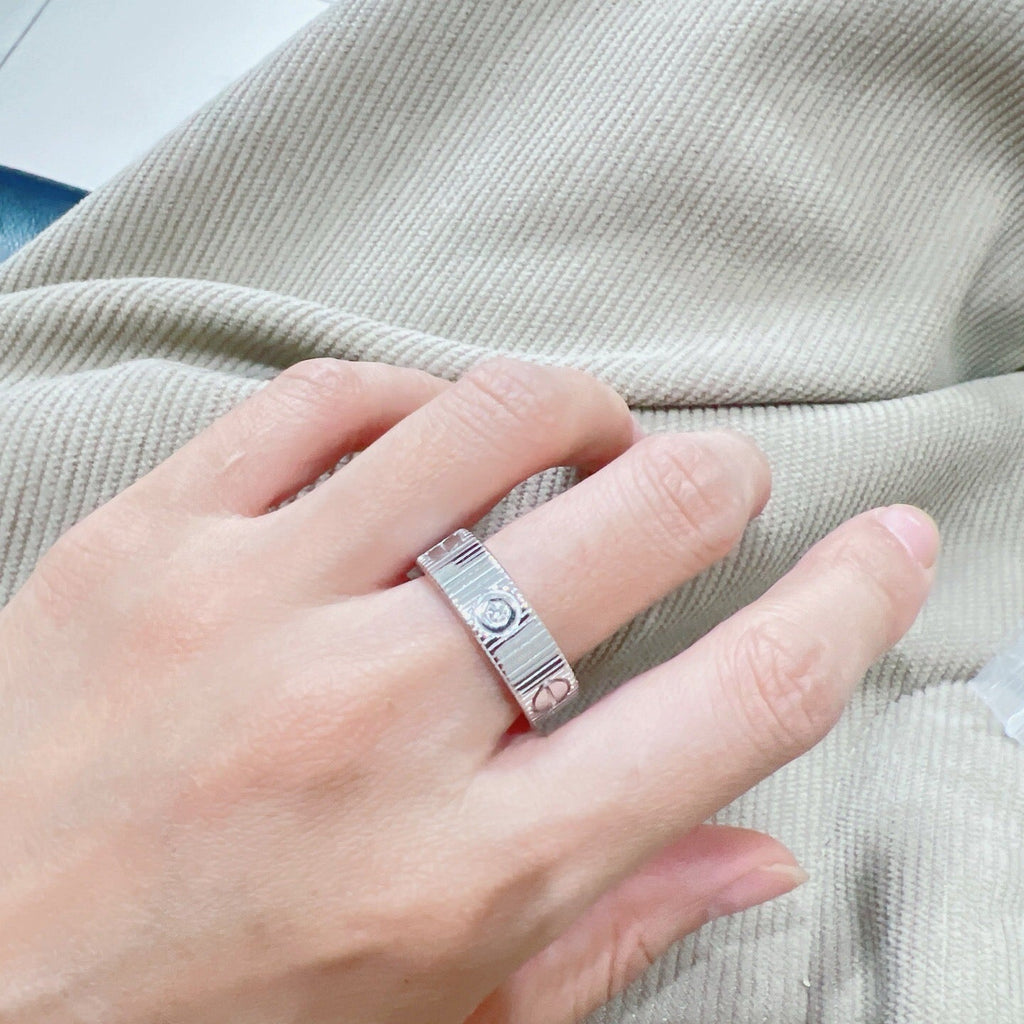 {
  "Elowen jewels": "Elowen jewels",
  "LOVE 6.5MM UNLIMITED 3 DIAMONDS RING": "LOVE 6.5MM アンリミテッド 3ダイヤモンド リング"
}