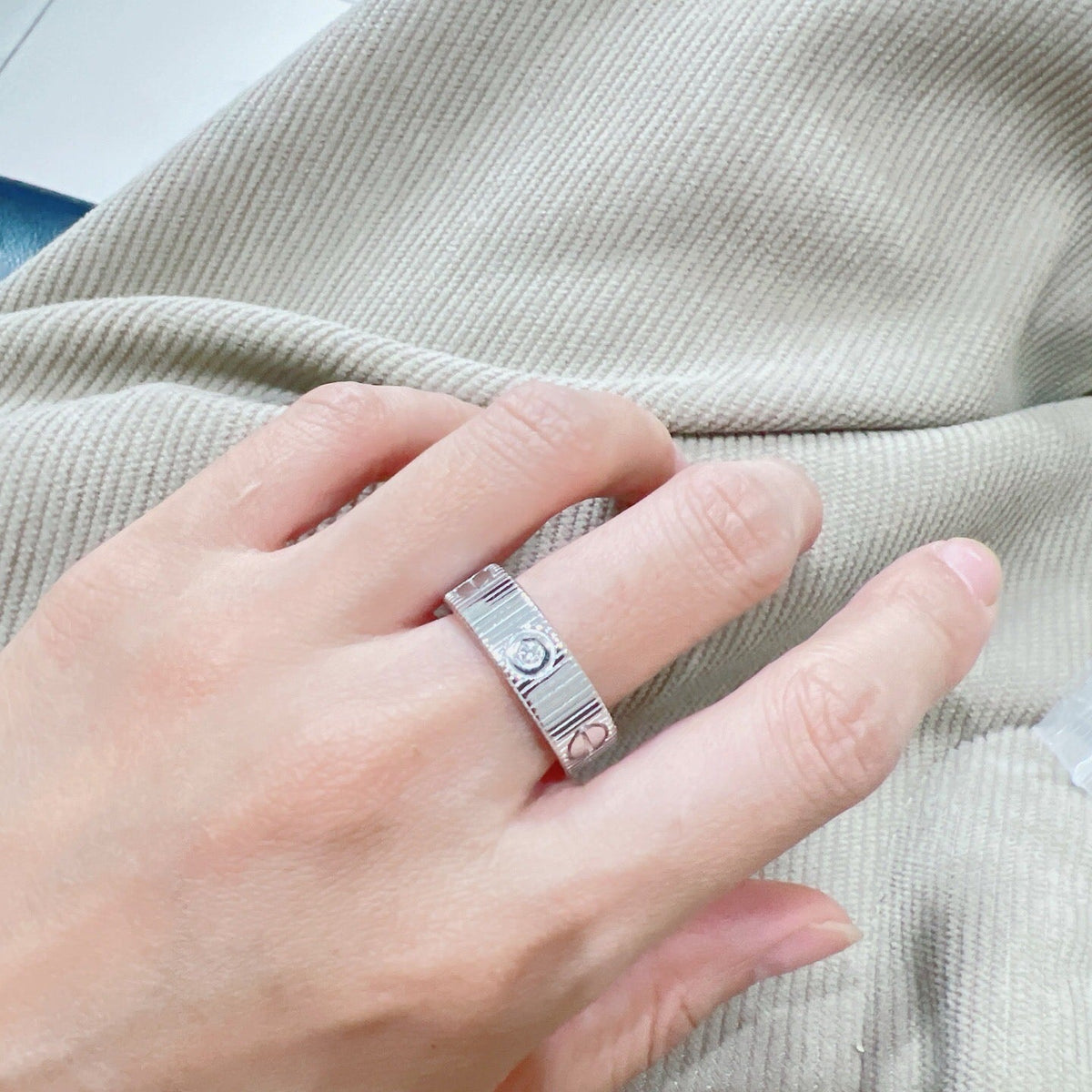 {
  "Elowen jewels": "Elowen jewels",
  "LOVE 6.5MM UNLIMITED 3 DIAMONDS RING": "LOVE 6.5MM アンリミテッド 3ダイヤモンド リング"
}