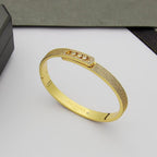 {
  "Elowen jewels": "Elowen jewels",
  "Move Noa Full Pavé Diamond Bangle Bracelet": "Move Noa フルパヴェ ダイヤモンド バングルブレスレット"
}