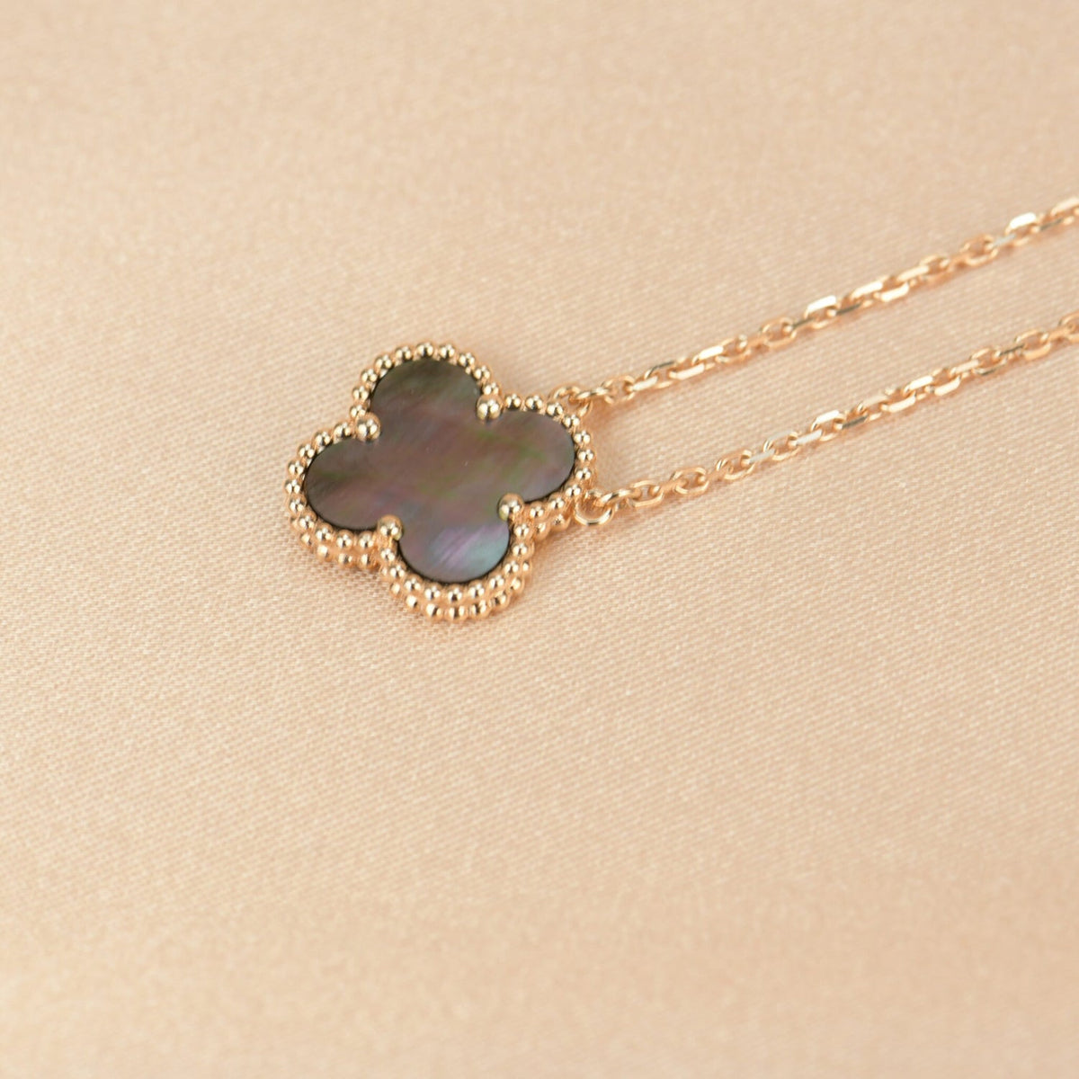 [Elowen jewels ]CLOVER 15MM GRAUE PERLMUTTKETTE