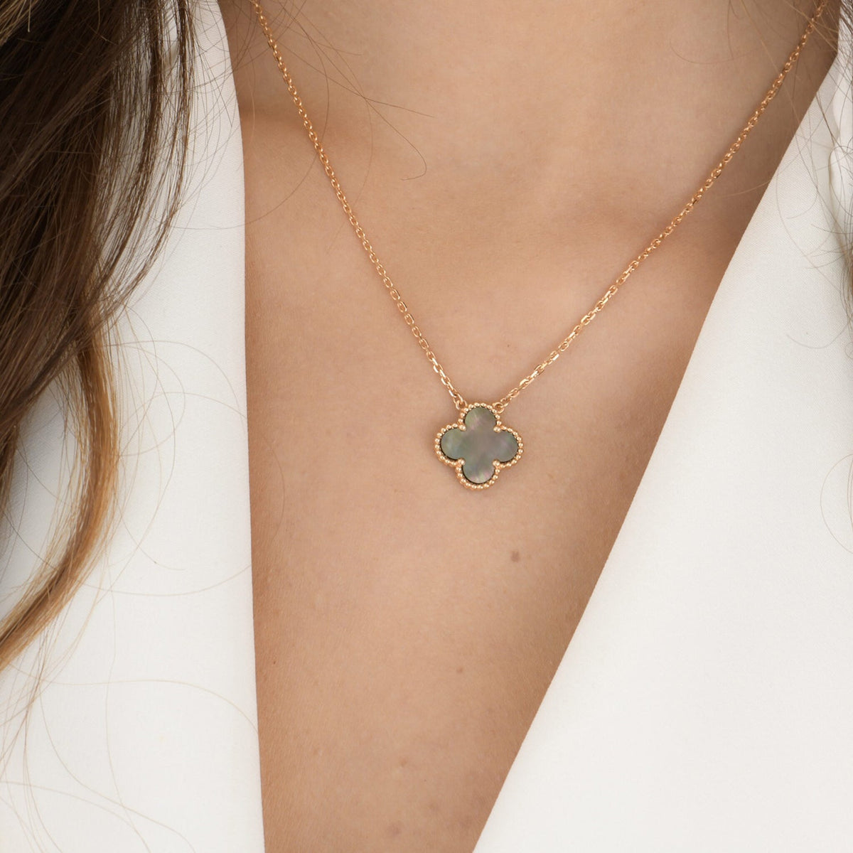 [Elowen jewels ]CLOVER 15MM GRAUE PERLMUTTKETTE