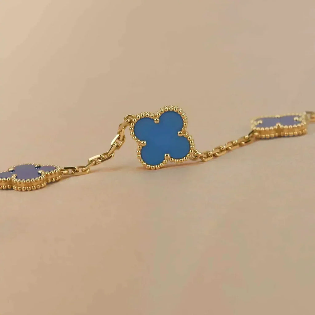 [Elowen jewels ] KOLLEKTION CLOVER 5 MOTIV ARMBAND MIT BLAUEM ACHAT
