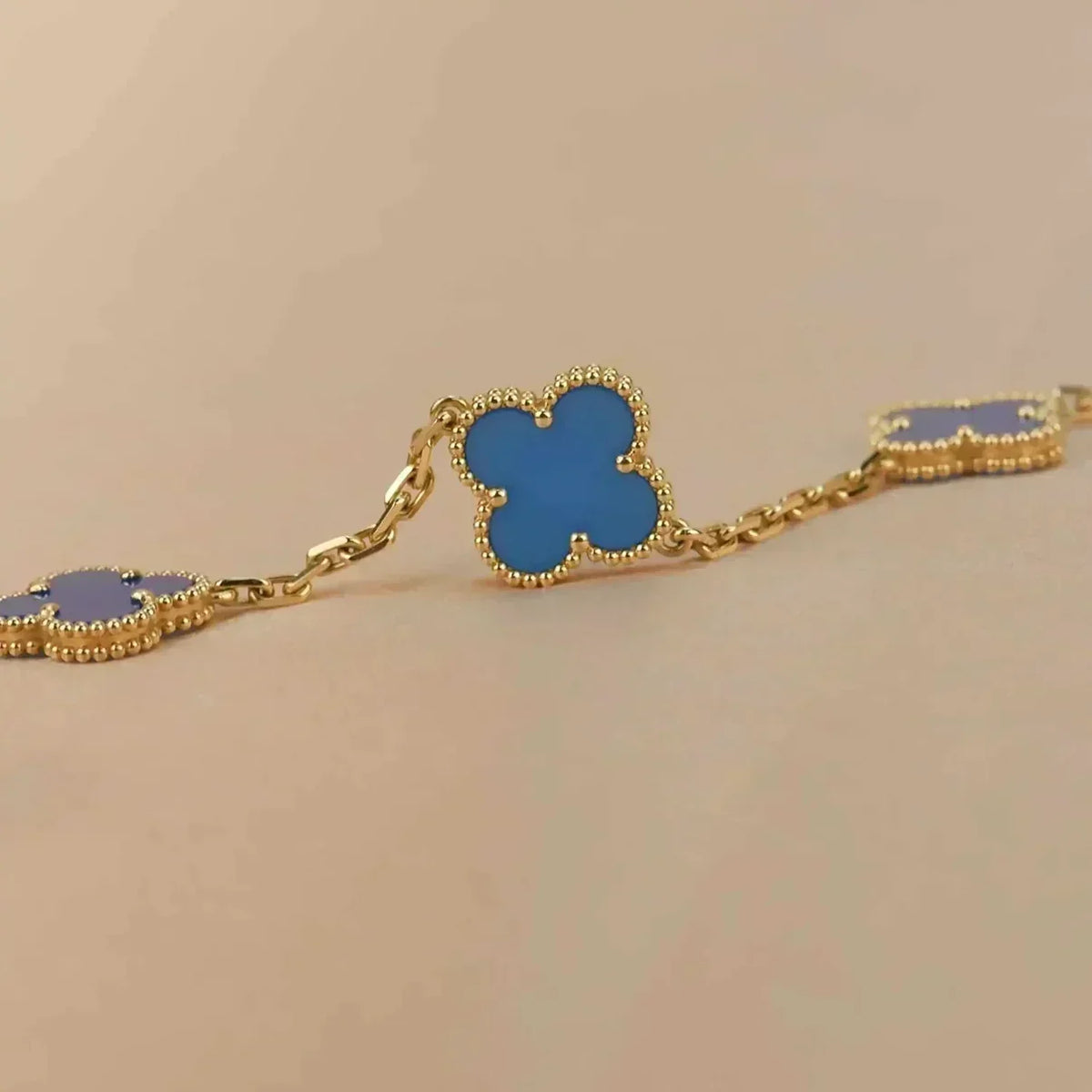 [Elowen jewels ] KOLLEKTION CLOVER 5 MOTIV ARMBAND MIT BLAUEM ACHAT