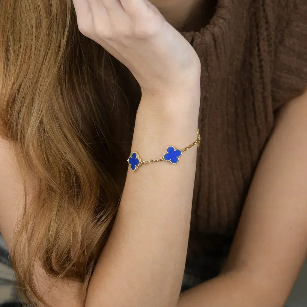 [Elowen jewels ] KOLLEKTION CLOVER 5 MOTIV ARMBAND MIT BLAUEM ACHAT